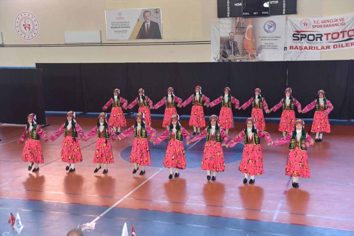 Bitlis Ahlat'ta Halk Oyunları Bölge Yarışması Düzenlendi