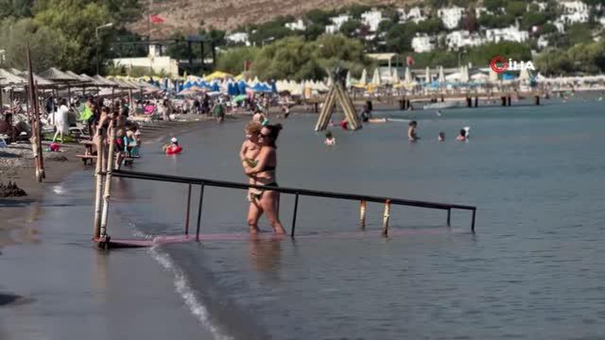 Bodrum'da yaz sezonu uzadı, vatandaşlar sahillere akın etti