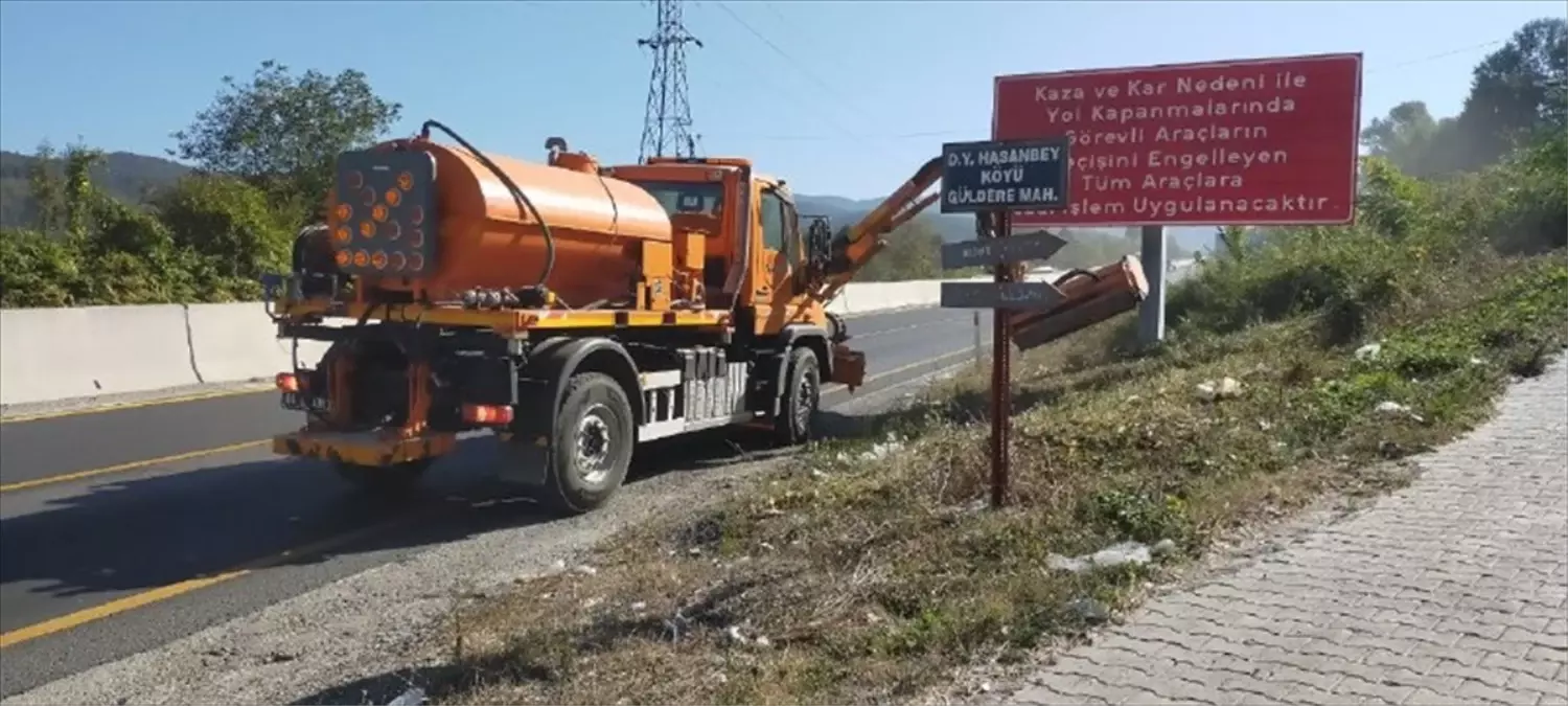 Bolu Dağı geçişinde trafik uyarı tabelalarının temizliği için çalışma başlatıldı
