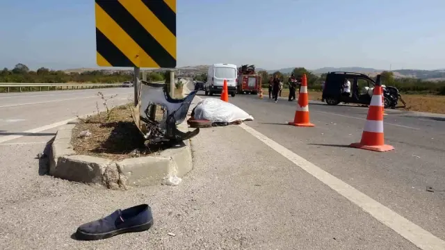 Kavşakta 2 araç çarpıştı, ortalık savaş alanına döndü! Ölü ve yaralılar var Kavşakta 2 araç çarpıştı, ortalık savaş alanına döndü! Ölü ve yaralılar var