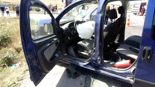 Kavşakta 2 araç çarpıştı, ortalık savaş alanına döndü! Ölü ve yaralılar var Kavşakta 2 araç çarpıştı, ortalık savaş alanına döndü! Ölü ve yaralılar var