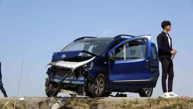 Kavşakta 2 araç çarpıştı, ortalık savaş alanına döndü! Ölü ve yaralılar var Kavşakta 2 araç çarpıştı, ortalık savaş alanına döndü! Ölü ve yaralılar var