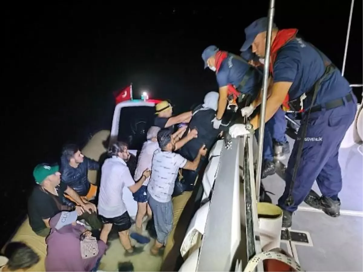Muğla'da Motor Arızası Nedeniyle Sürüklenen Lastik Bottaki 18 Kaçak Göçmen Kurtarıldı