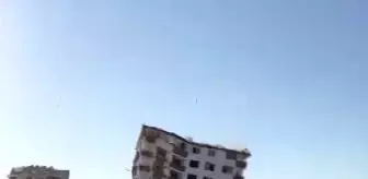 Hatay'da dinamitle patlatılan 3 bina yıkımı kameraya yansıdı
