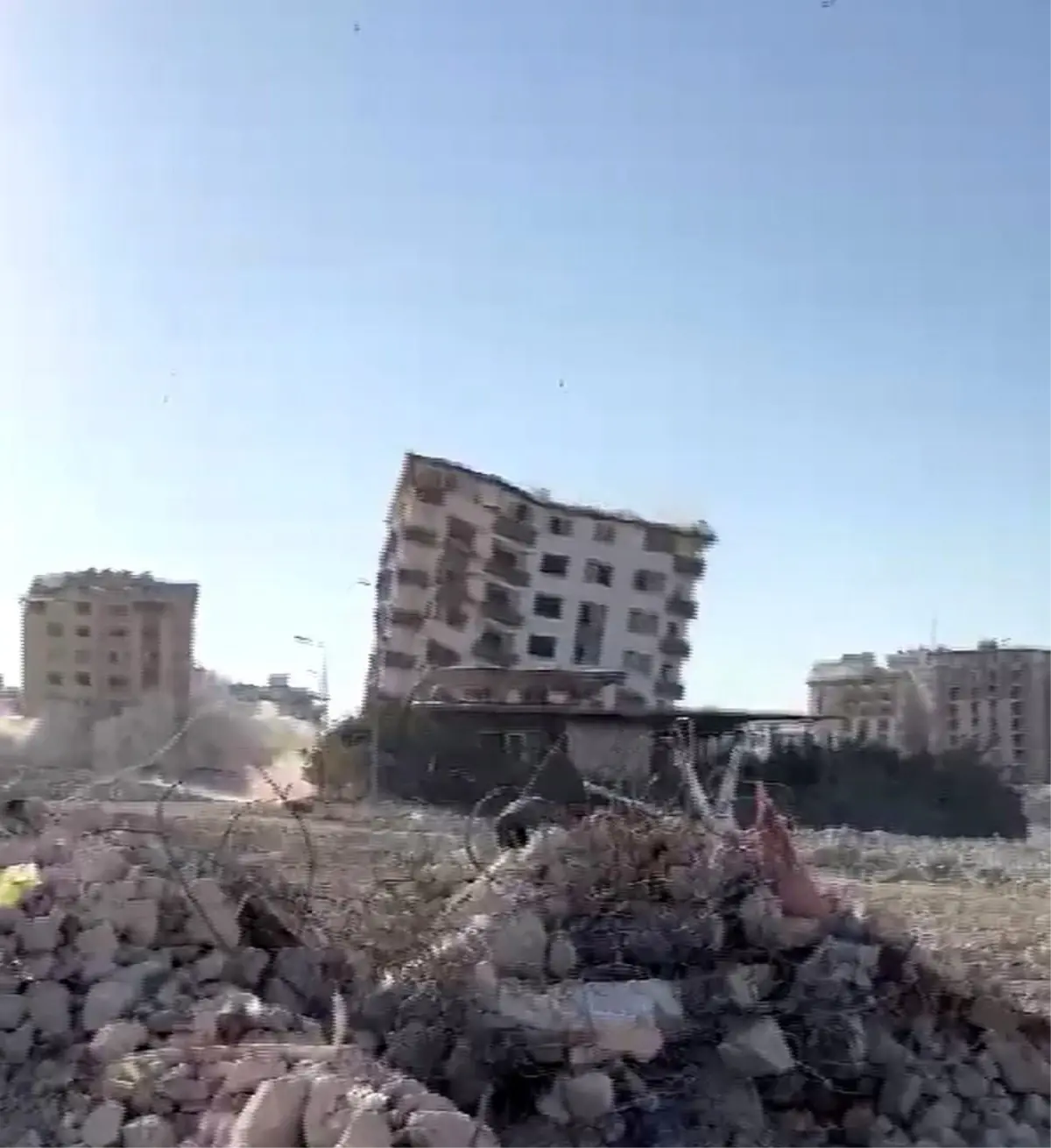 Hatay'da dinamitle patlatılan 3 bina yıkımı kameraya yansıdı