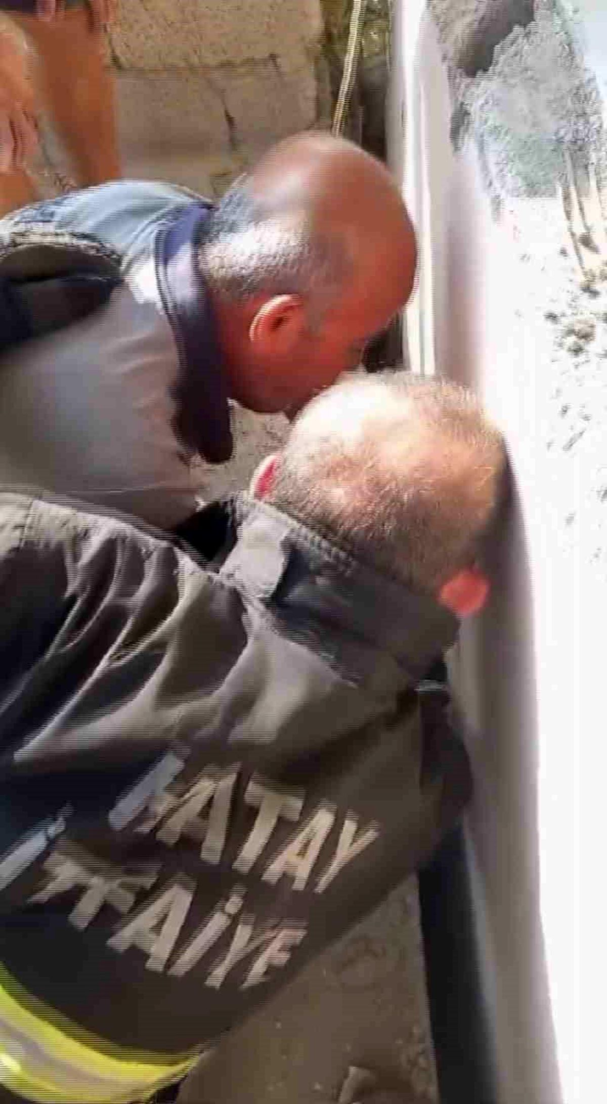 Samandağ'ta mahsur kalan kedi itfaiye ekipleri tarafından kurtarıldı