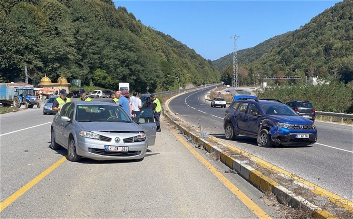 Düzce'de Otomobil Çarpışması: 12 Yaşındaki Çocuk Yaralandı