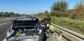 Anadolu Otoyolu'nda kaza yapan otomobildeki çocukları polis ekipleri teskin etti