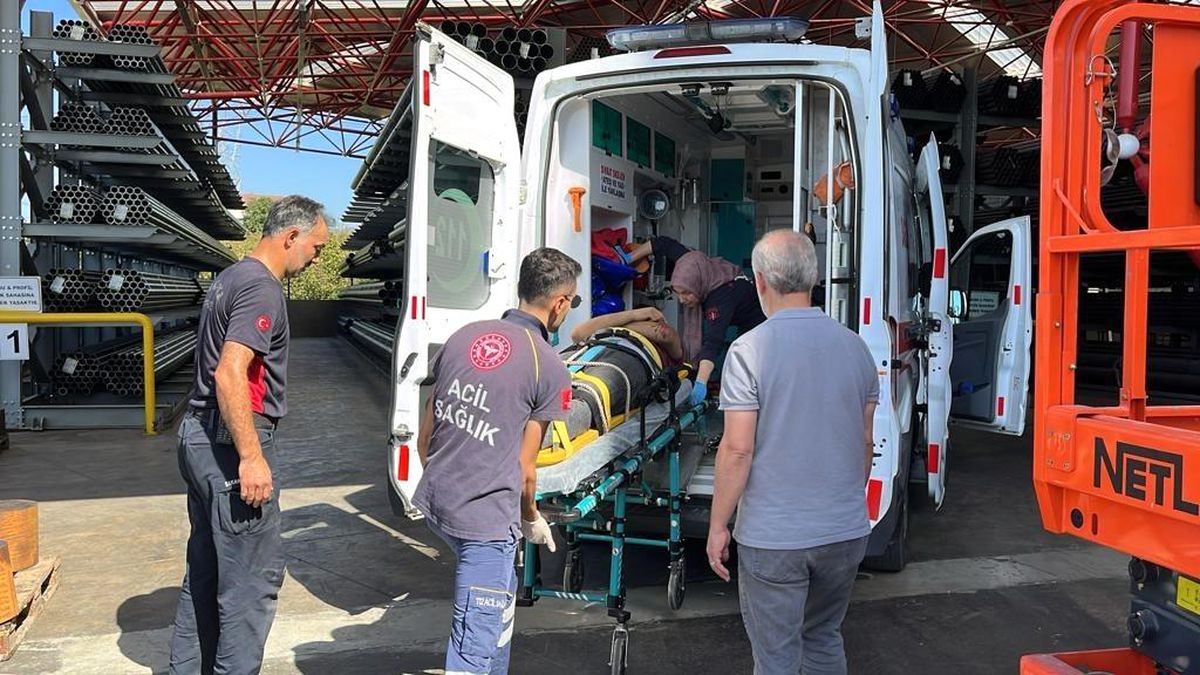 Sakarya'da fabrika çatısında çalışan işçi yaralandı