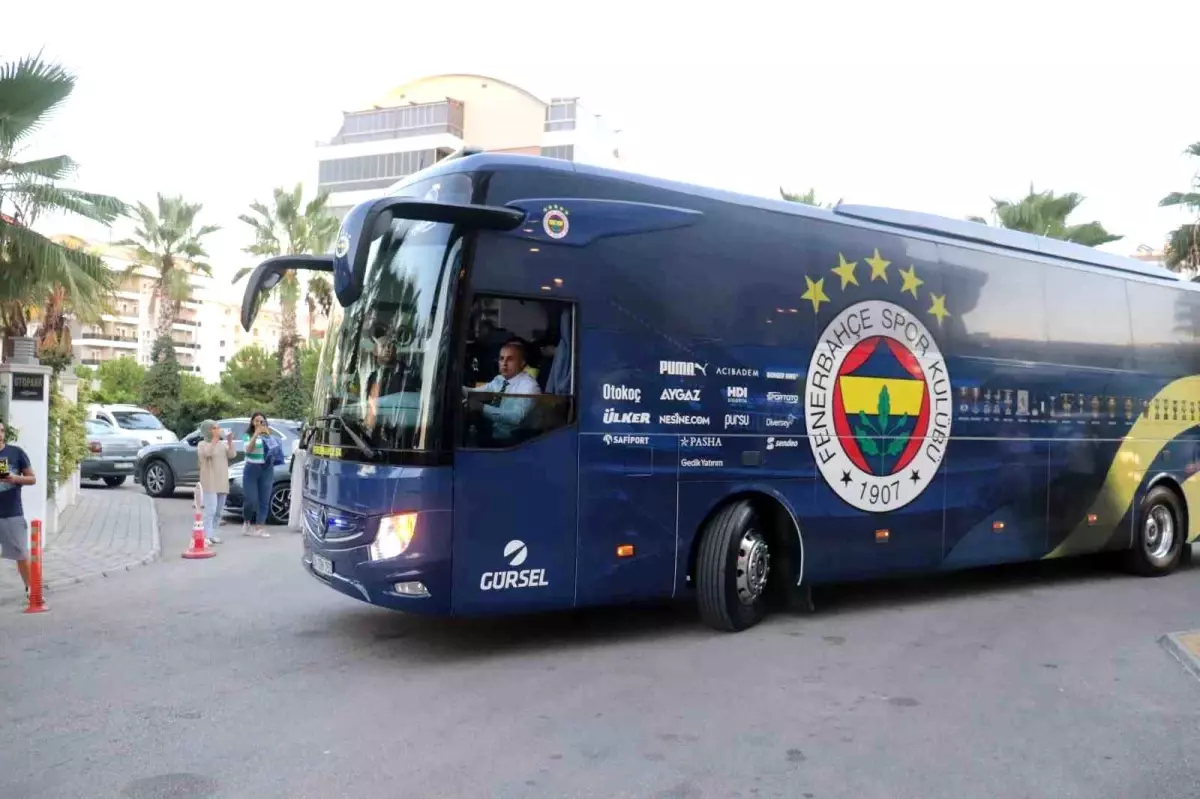 Fenerbahçe, Alanya'da Meşalelerle Karşılandı