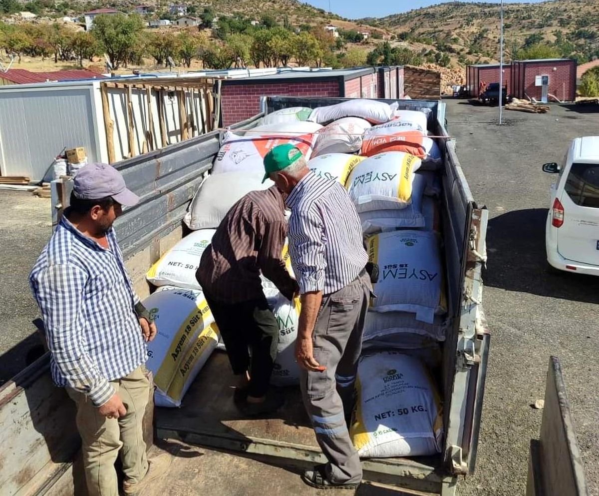 Adıyaman'ın Gölbaşı ilçesinde çiftçilere yem dağıtıldı