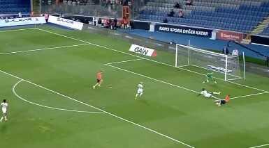 Herkes onu konuşuyor! Serdar Gürler'in yerde kaldığı pozisyona kimse anlam veremedi