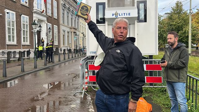 Hollanda'da PEGIDA lideri Kur'an-ı Kerim'i yırttı