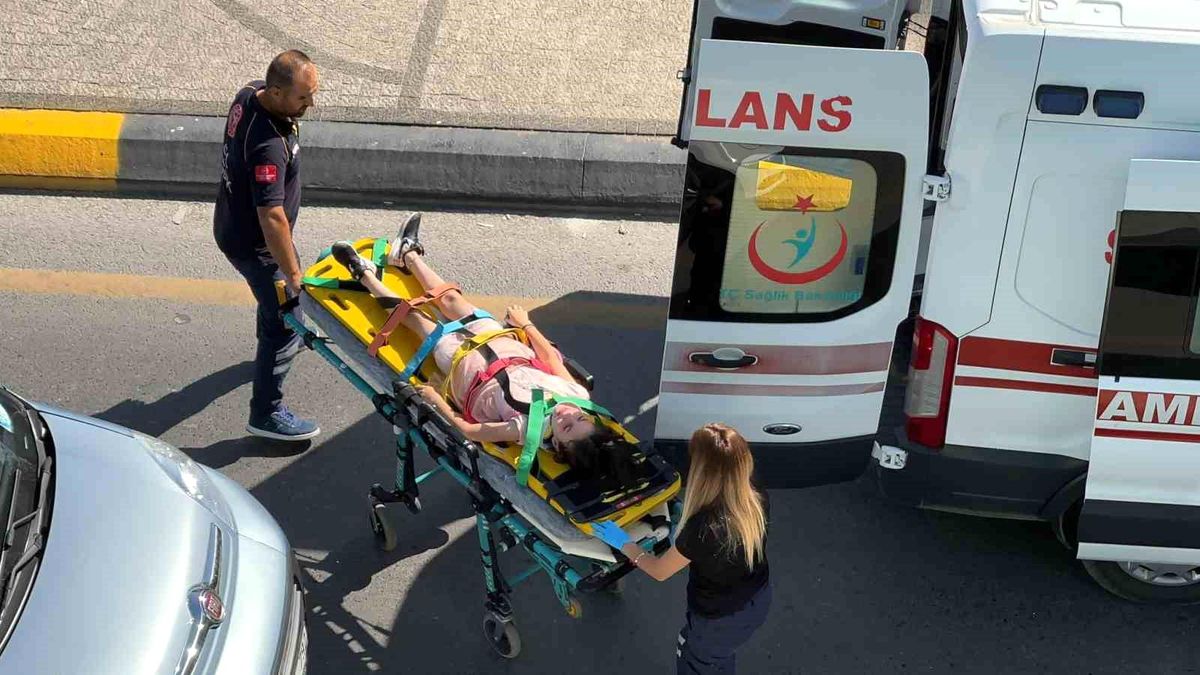Serdivan'da Genç Kız Hafif Ticari Araç Çarpması Sonucu Yaralandı
