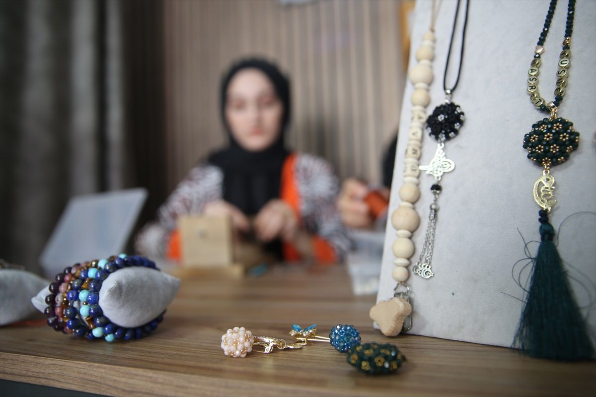 Nevşehirli Anne ve Kızı Takı Tasarlayarak İş Kurdu