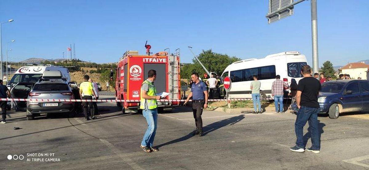 Denizli'de Okul Servisi Kaza Yaptı: 7 Öğrenci ve 1 Yolcu Yaralı