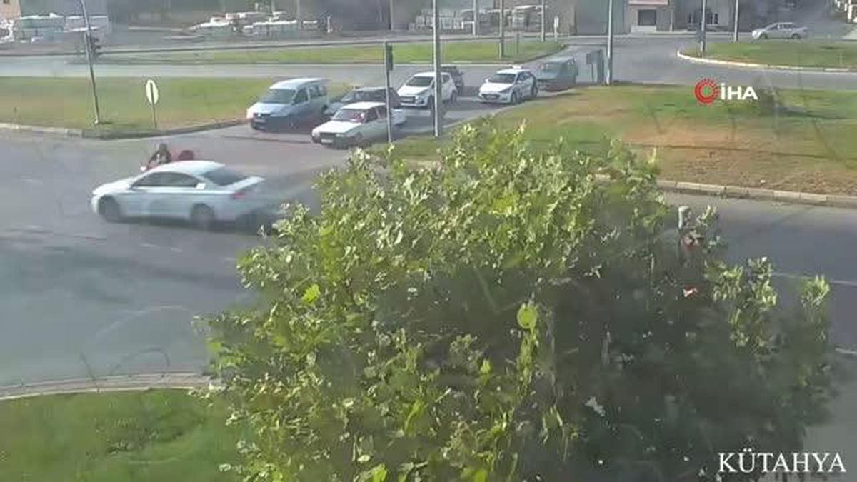 Kütahya'da otomobilin motosikletli kuryeye çarpma anı kamerada