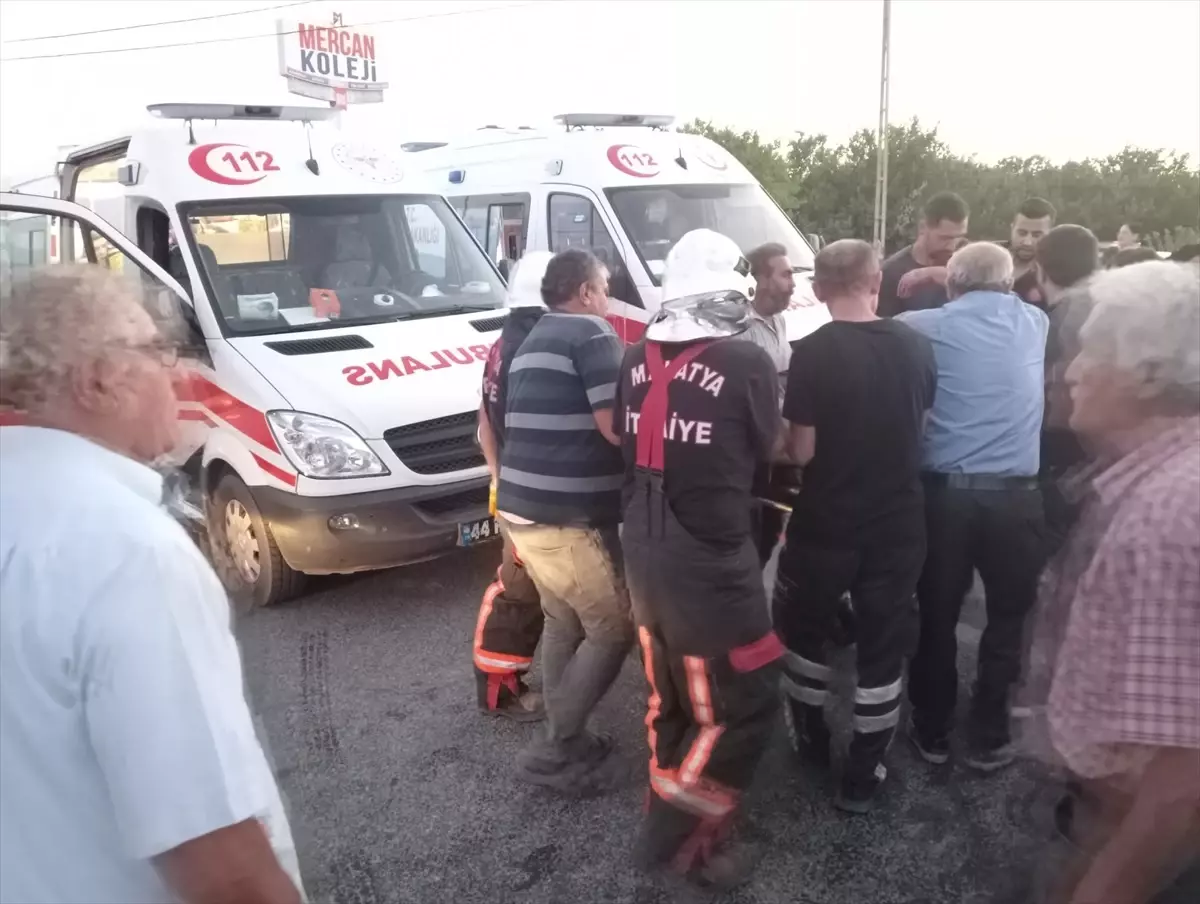 Malatya'da otomobil ile kamyonetin çarpışması sonucu 5 kişi yaralandı
