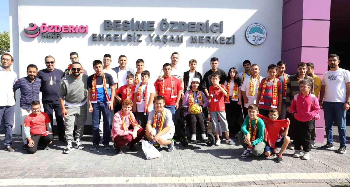Kayseripor Futbolcuları Engelli Çocuklarla Buluştu