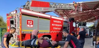Sakarya'da fabrika çatısından düşen işçi hastaneye kaldırıldı