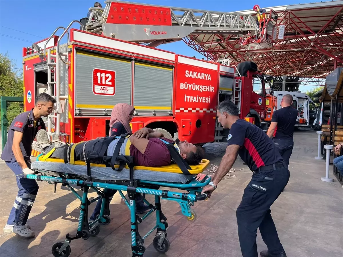 Sakarya'da fabrika çatısından düşen işçi hastaneye kaldırıldı