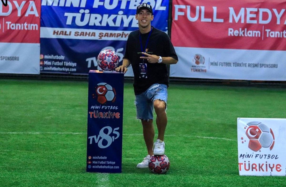 Maltepesporlu futbolcu trafikte araçları durdurup cep telefonuyla içlerine baktı