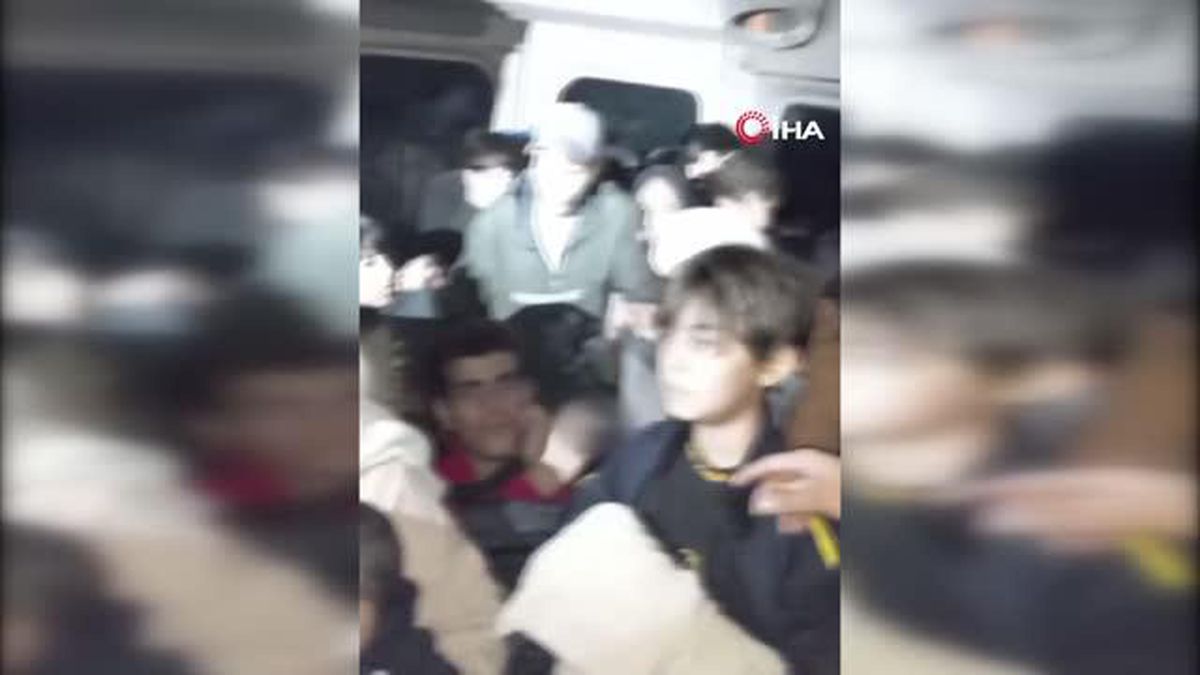 Umuda yolculukta pes dedirten görüntüler: Çocuk ve bebeklerin ortasında sigara içti