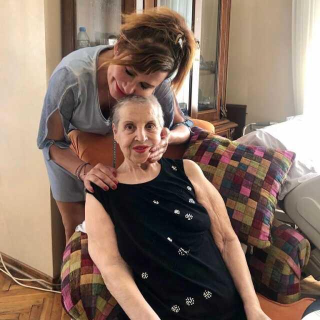 Ünlü Şarkıcı Deniz Seki'nin annesi Güler Seki vefat etti Ünlü Şarkıcı Deniz Seki'nin annesi Güler Seki vefat etti