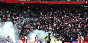 Ajax ile Feyenoord Maçı Meşaleler Nedeniyle Tatil Edildi