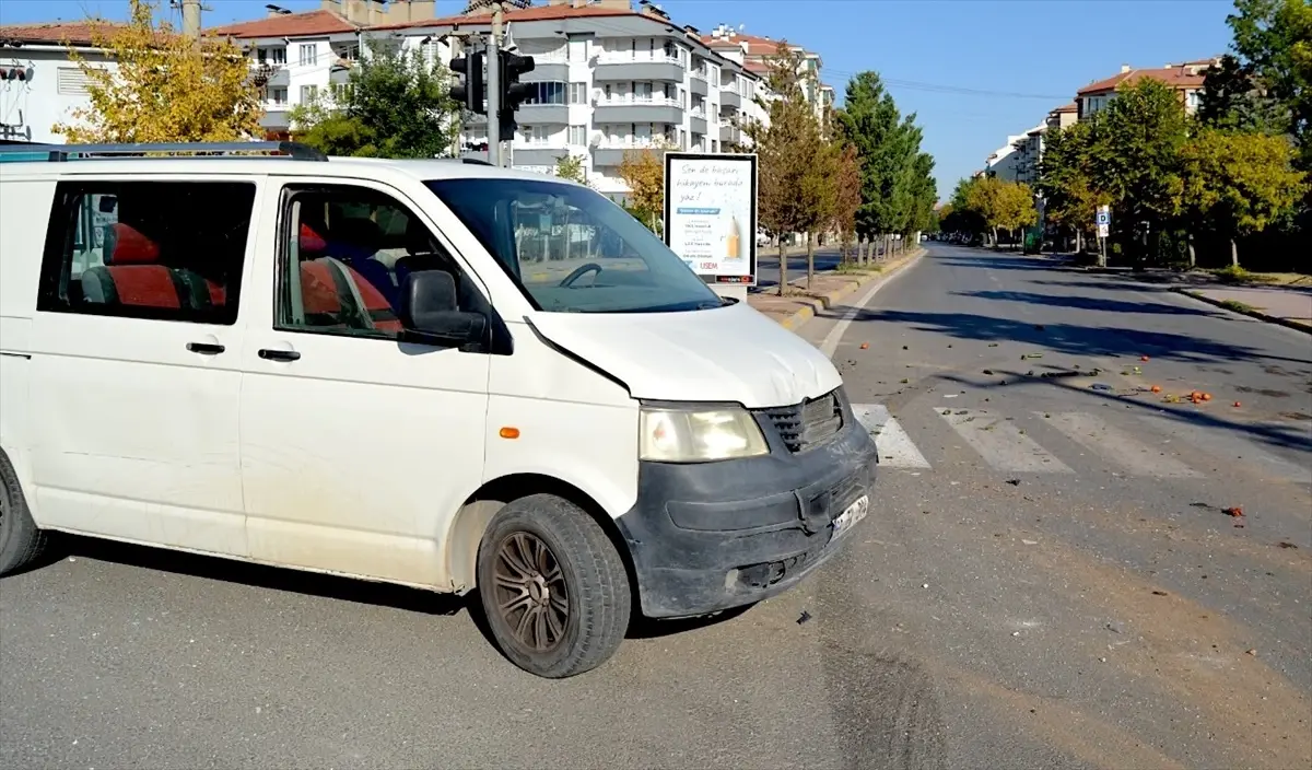 Aksaray'da minibüs ile panelvanın çarpıştığı trafik kazasında 5 kişi yaralandı