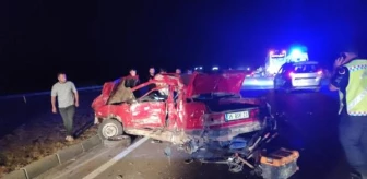 Amasya'da yolcu otobüsü ile otomobilin çarpışması sonucu 2 kişi hayatını kaybetti
