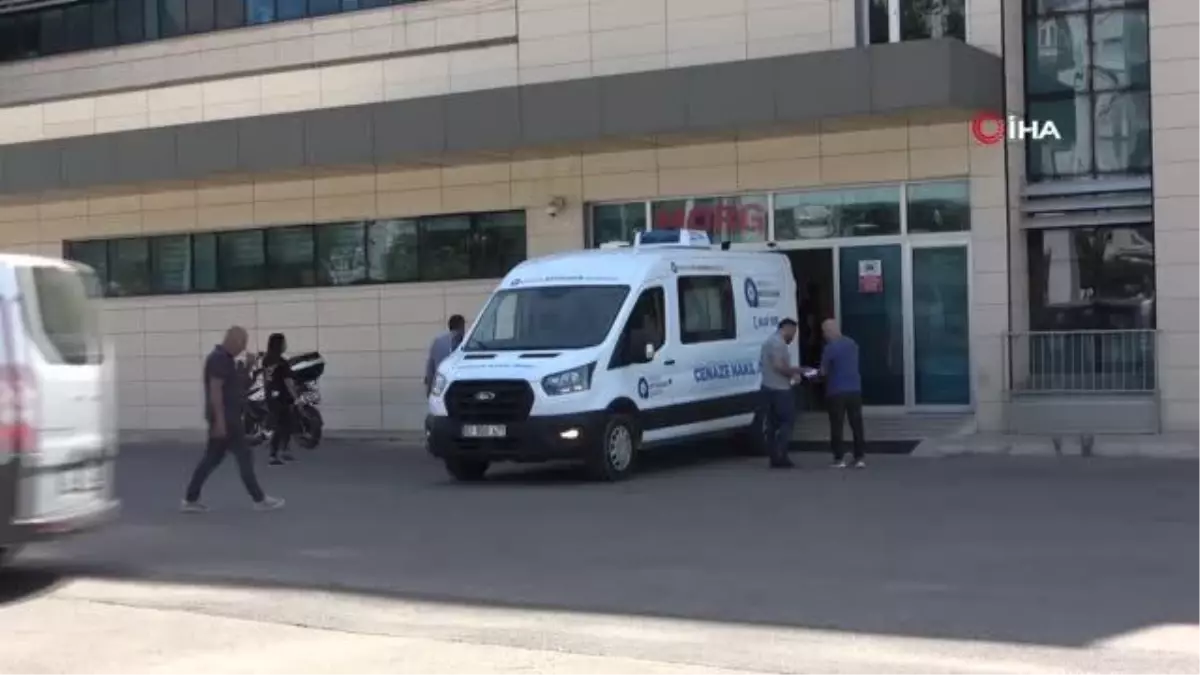 Antalya'da iki otomobil kafa kafaya çarpıştı: 1 ölü