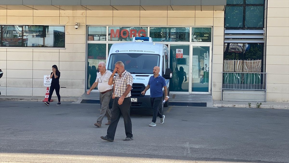 Antalya'da iki otomobilin çarpıştığı kazada 1 kişi öldü, 1 kişi yaralandı