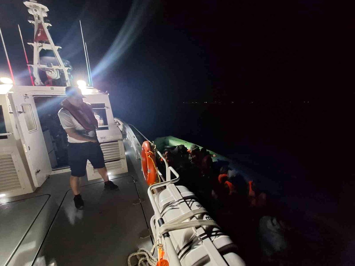 Kuşadası'nda 44 düzensiz göçmen kurtarıldı