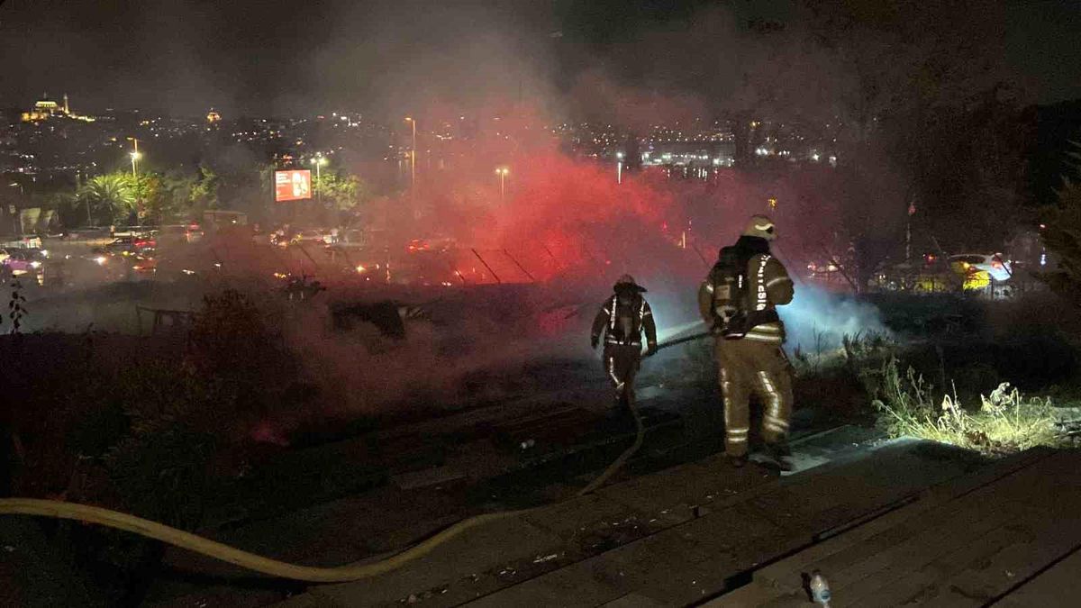 Beyoğlu Evlendirme Dairesi Bahçesinde Yangın Çıktı