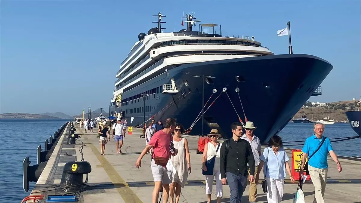 Malta bayraklı lüks yolcu gemisi Bodrum'u ziyaret etti