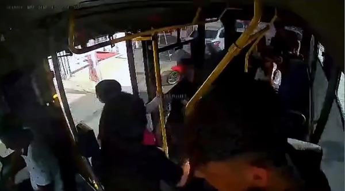 Adana'da okuldan eve dönen öğrenci dolmuştan düşerek yaralandı