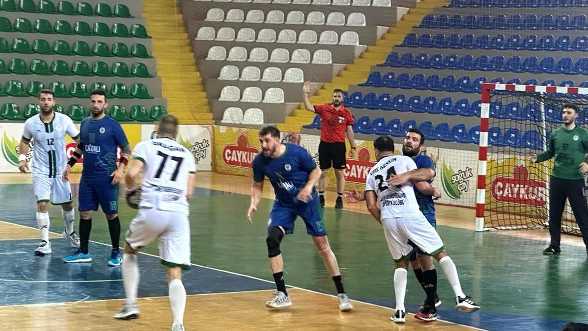 Sakarya Büyükşehir Hentbol ekibi Rize'yi mağlup ederek zirve takibini sürdürdü