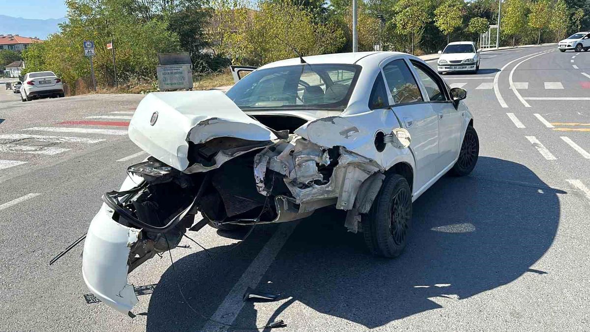 Düzce'de Otomobil Aydınlatma Direğine Çarptı, Sürücü Yaralandı