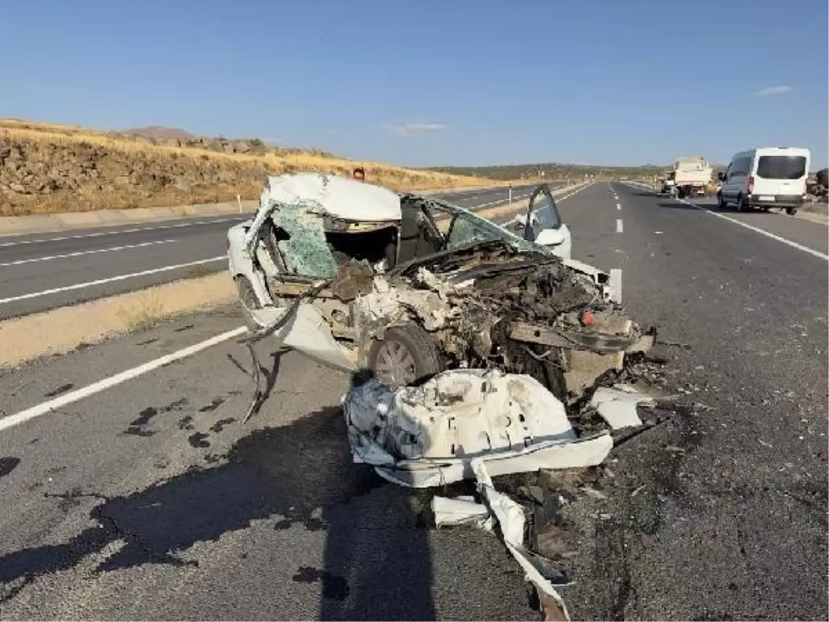 Elazığ-Bingöl kara yolunda otomobil kamyonete çarptı: 1 ölü, 1 yaralı