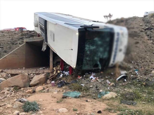 Erzurum'da yolcu otobüsü şarampole devrildi: 3 ölü, 22 yaralı