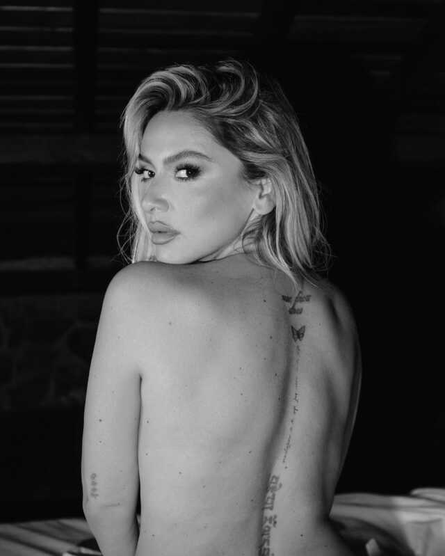 Gittikçe cesurlaşıyor! Hadise'den olay yaratan üstsüz poz
