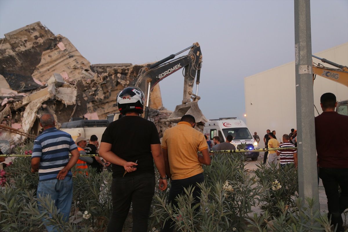 Antakya'da yıkım çalışması sırasında iş makinesi altında kalan operatör hayatını kaybetti