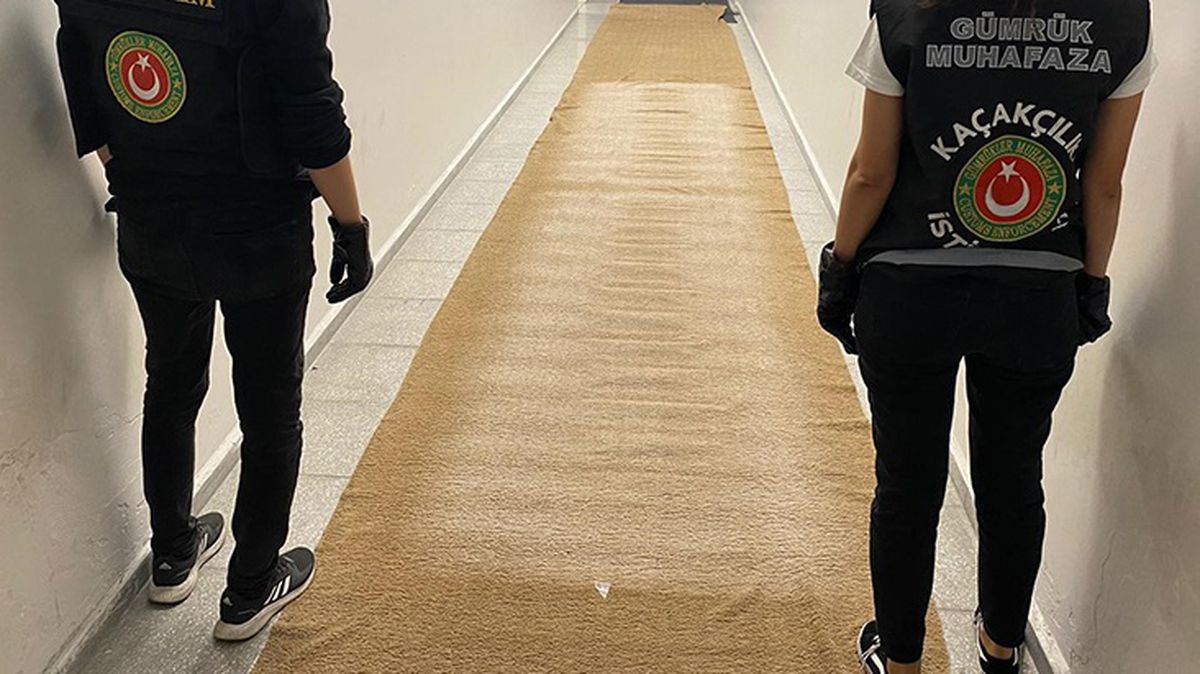 İstanbul Havalimanı'nda halıya emdirilmiş şekilde 17 kilogram metamfetamin ele geçirildi
