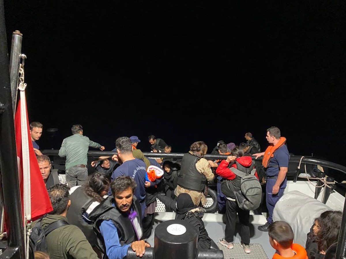 İzmir Açıklarında 142 Düzensiz Göçmen Kurtarıldı