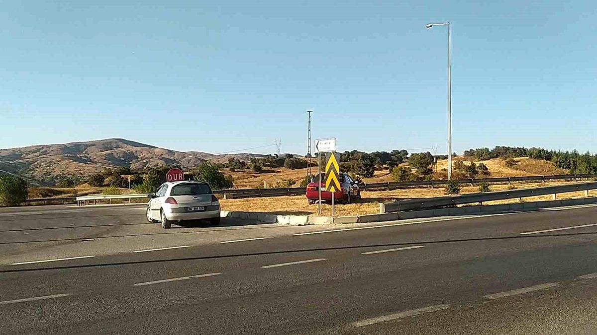 Çorum'da otomobil refüje çıktı, 1 kişi yaralandı