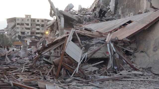 Kontrollü yıkılan bina iş makinesinin üstüne devrildi: 1 ölü, 3 işçi enkaz altında Kontrollü yıkılan bina iş makinesinin üstüne devrildi: 1 ölü, 3 işçi enkaz altında