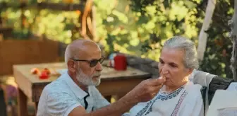 Alzheimer Hastası Eşine Bebek Gibi İlgilenen Adam