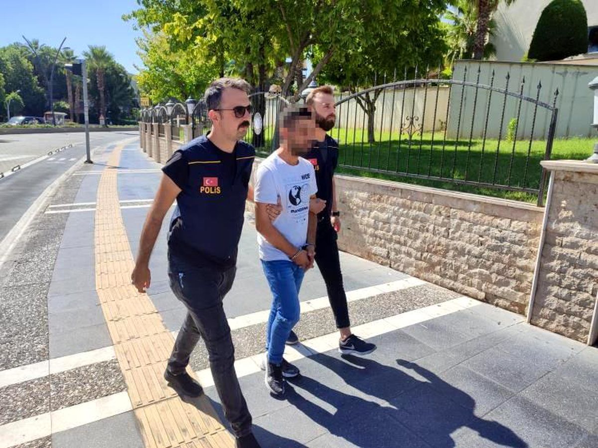 Marmaris'te düzensiz göçmenleri taşıyan minibüs yakalandı