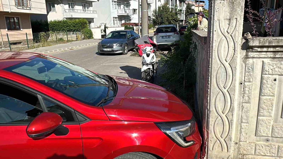 Düzce'de otomobil ile motosikletli kuryenin karıştığı kazada 1 kişi yaralandı
